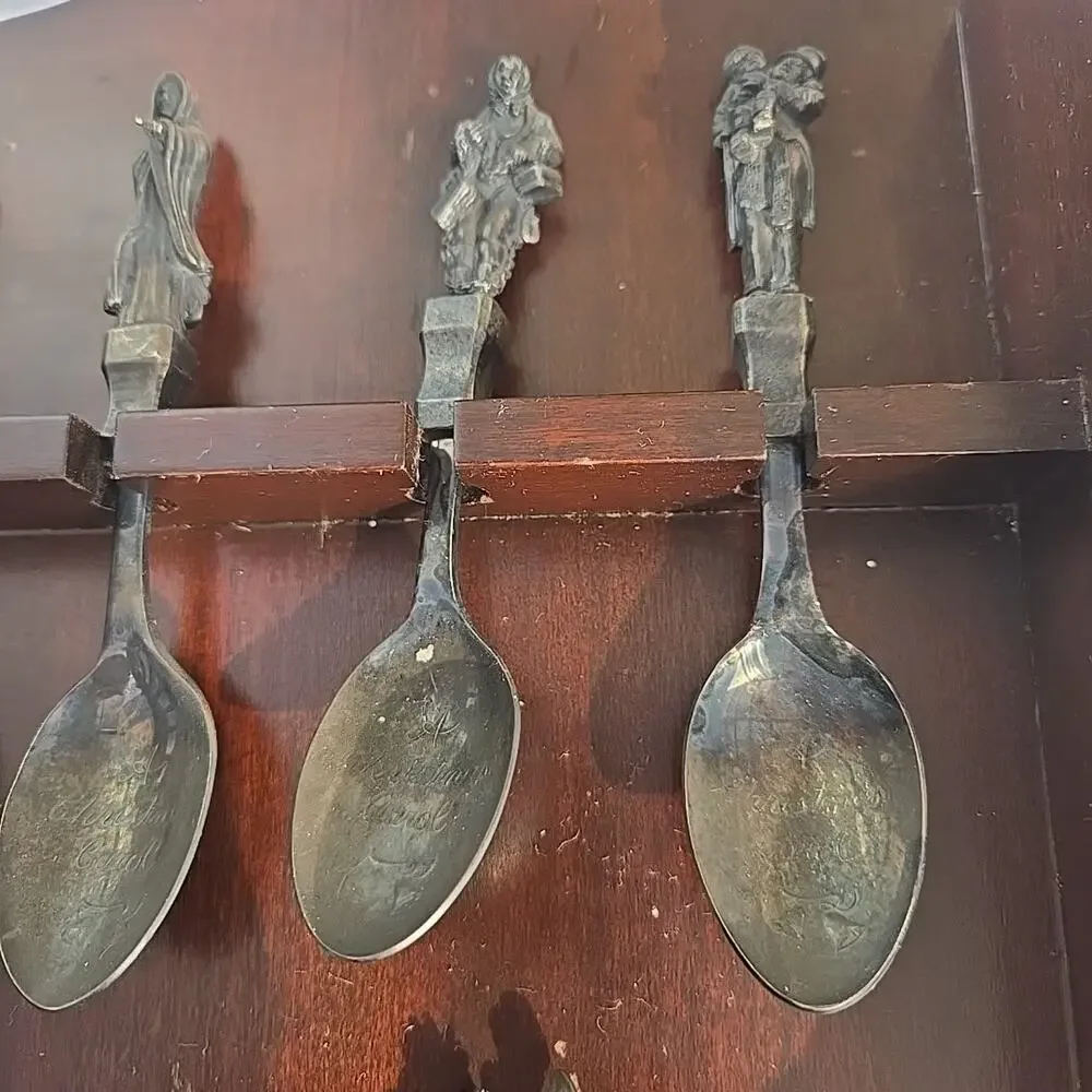 • CHARLES DICKENS CHRISTMAS CAROL SPOON SET (8) with Wooden Display Plaque